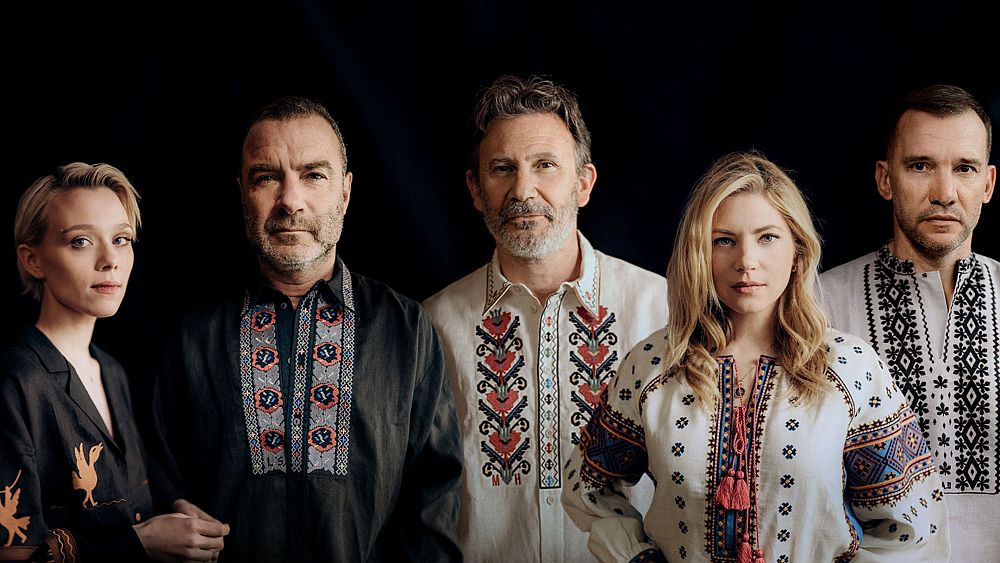 Ünlüler Ukrayna’yı desteklemek için Vyshyvanka giyiyor