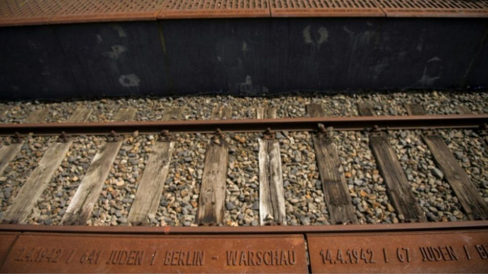 Alman polisi, Berlin’de sınır dışı edilen Yahudilerin anıtı olan ‘Platform 17’ye düzenlenen kundaklama saldırısını soruşturuyor