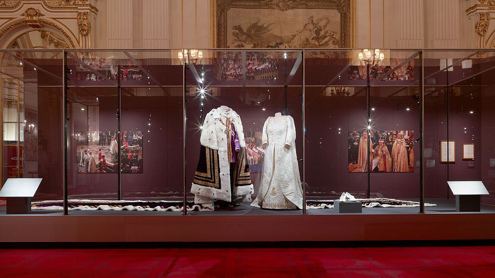 Kral Charles ve Kraliçe Camilla’nın taç giyme töreni kıyafetleri yeni Londra sergisinde sergileniyor