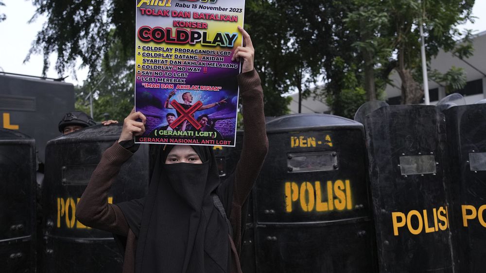 Endonezya’daki muhafazakar Müslümanlar, grup LGBTQ+ desteği nedeniyle Coldplay konserini protesto etti