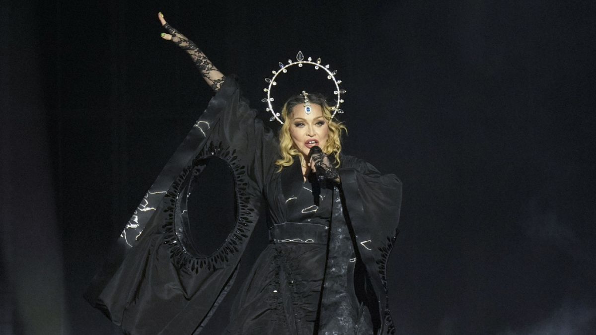 Fotoğafa: Madonna, 1,6 MILYON KİHI TOPLAYAN ÖCRETSIZ TONERLE BREZILYA’DA DALGALAR YAPIYOR