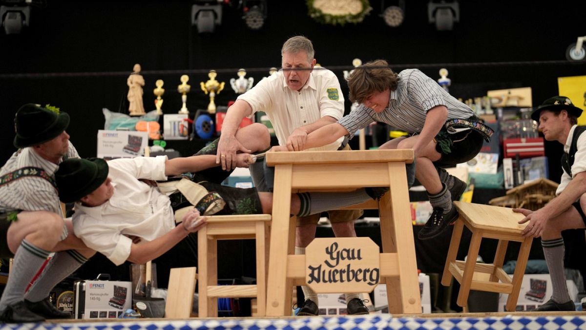Resimlerde: Alman Erkekler Bavaria’niz Tuhaf Parmak Gürev Şampiyonasezda Gücü Test ET
