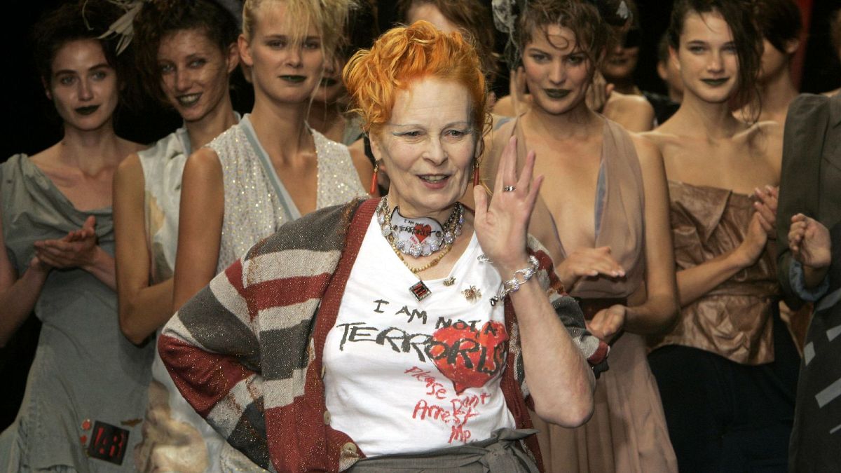 Vivienne Westwood’un Kuşisel Gardüropu Çekiç Alına Giriyor – Hem çavrimiçi Hem de Londra’da