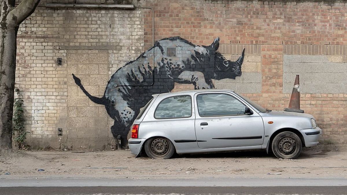 Rhino Bir Nissan Ile Frisky Aiyor: Banksy, Londra Animal Serisinde Sekizinci Sanat Eserlerini Açitliyor