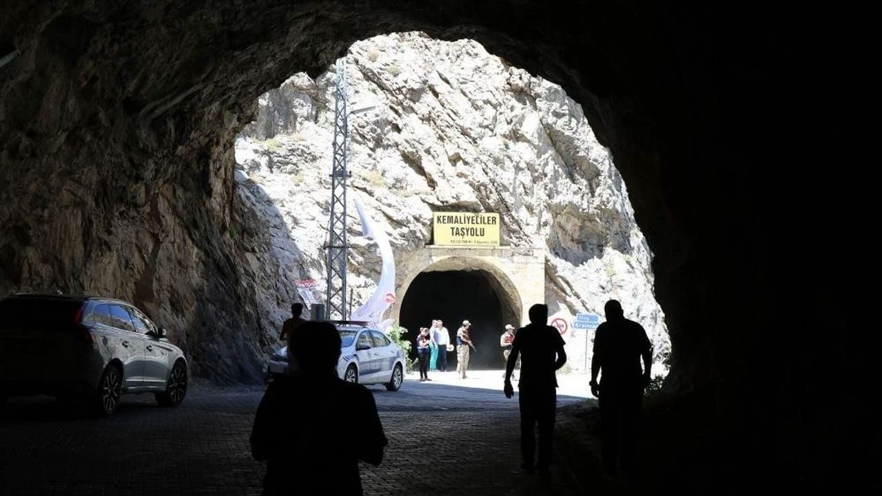 Erzincan'daki tarihi Kemaliyeliler Taş Yolu tırın tünele sıkışması sonucu ulaşıma kapatıldı