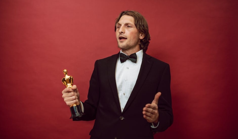 Ekrandan Yukselen Guven Cagrisi Kizil Goncalar8217a TURYAK Odulu featured